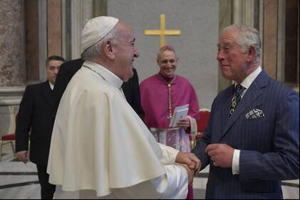 El papa Francisco se saluda con el entonces príncipe Carlos de Inglaterra en octubre de 2019