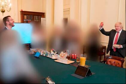 El partygate, uno de los escándalos que complicaron a Boris Johnson