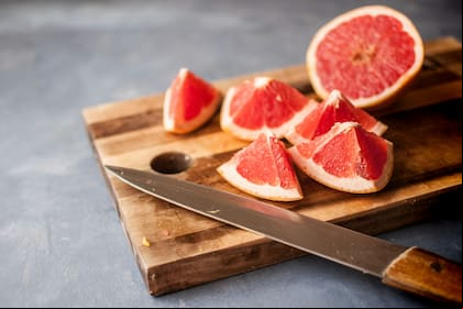 El pomelo es una fruta baja en calorías y rica en nutrientes que viene con una serie de beneficios para la salud