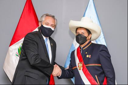 El presidente Alberto Fernández con el ahora exmandatario peruano, Pedro Castillo