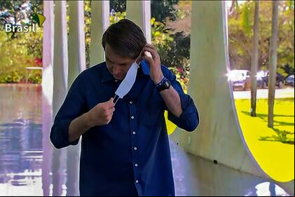 El presidente brasileño ayer, cuando anunció que tenía coronavirus