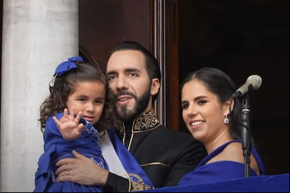 El presidente de El Salvador, Nayib Bukele, con su familia
