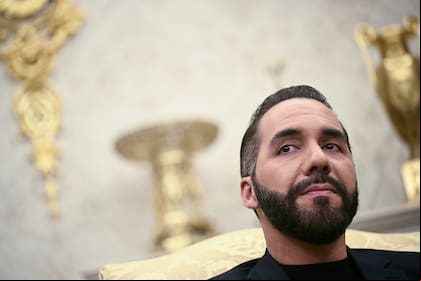 El presidente de El Salvador, Nayib Bukele, escucha durante una reunión con el presidente Donald Trump en la Oficina Oval de la Casa Blanca en Washington, el lunes 14 de abril de 2025