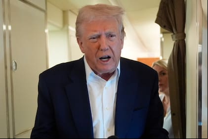 El presidente Donald Trump habla con los reporteros en el avión presidencial durante su vuelo de regreso a Washington, el 4 de mayo de 2025, desde West Palm Beach, Florida. (AP/Manuel Balce Ceneta)