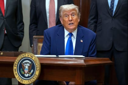 El presidente Donald Trump responde a preguntas de los reporteros durante un evento en la Casa Blanca, el lunes 12 de mayo de 2025, en Washington. (AP Foto/Mark Schiefelbein)