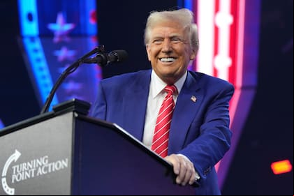 El presidente electo Donald sonríe al hablar en el evento AmericaFest, el domingo 22 de diciembre de 2024, en Phoenix. (AP Foto/Rick Scuteri)