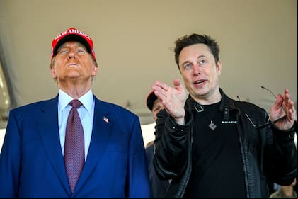 El presidente electo estadounidense Donald Trump escucha al magnate Elon Musk previo al despegue del megacohete Starship de la empresa SpaceX, propiedad de Musk, para un vuelo de prueba desde el centro de lanzamiento Starbase, el 19 de noviembre de 2024, en Boca Chica, Texas. (Brandon Bell/Foto compartida vía AP, archivo)