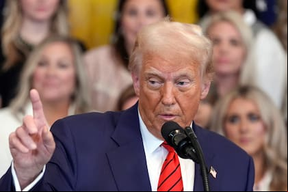 El presidente estadounidense, Donald Trump, habla antes de firmar una orden ejecutiva durante un evento en la Sala Este de la Casa Blanca, el 5 de febrero de 2025, en Washington. (AP/Alex Brandon)