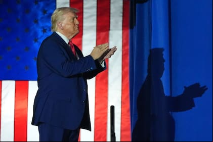 El presidente estadounidense Donald Trump llega a un evento para celebrar sus primeros 100 días en el cargo en Warren, Michigan, el martes 29 de abril de 2025. (AP Foto/Alex Brandon)