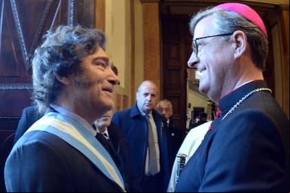El presidente HJavier Milei es recibido en el atrio de la Catedral por el arzobispo de Buenos Aires, Jorge García Cuerva