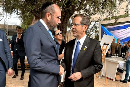 El presidente israelí Isaac Herzog, recibe el saludo del embajador argentino, Axel Wahnish, en la celebración dDía de la Independencia de ese paós