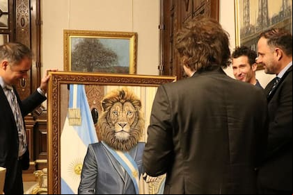 El presidente Javier Milei contempla el cuadro dedicado a él