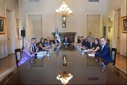 El presidente Javier Milei, reunido con su Gabinete