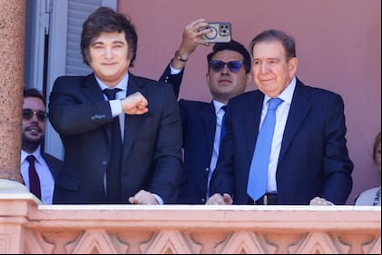 El presidente Javier Milei y el líder opositor venezolano Edmundo González Urrutia, el sábado pasado, saluda desde el balcón de la Casa Rosada a la multitud de venezolanos reunidos en la Plaza de Mayo