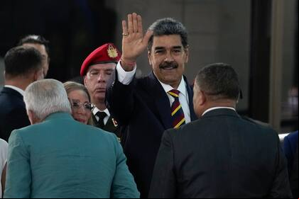 El presidente venezolano Nicolás Maduro saluda a la prensa en el Tribunal Supremo, a donde llegó para un proceso relacionado a la auditoría de los resultados presidenciales en Caracas, Venezuela, el viernes 9 de agosto de 2024.