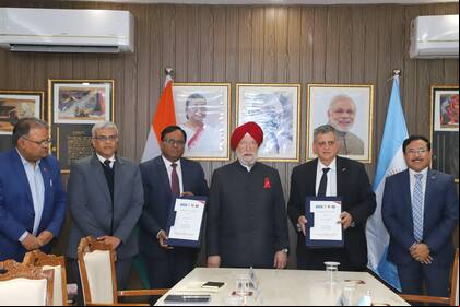 El presidente y CEO de YPF, Horacio Marín, durante la firma del acuerdo en la ciudad de Nueva Delhi, India, con el ministro de Petróleo y Gas Natural, Hardeep Sinh Puri; el secretario de Petróleo y Gas, Pankaj Jain; el director ejecutivo de desarrollo de negocios de OIL, Ranjan Goswami; el director ejecutivo de LNG de GAIL, Satyabarata Bairagi, y el vicepresidente de desarrollo de negocios de OVL, Swati Sathe