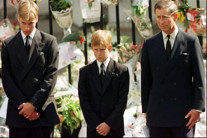 El príncipe Carlos, el príncipe Harry y el príncipe William de Gran Bretaña durante la despedida de Lady Di