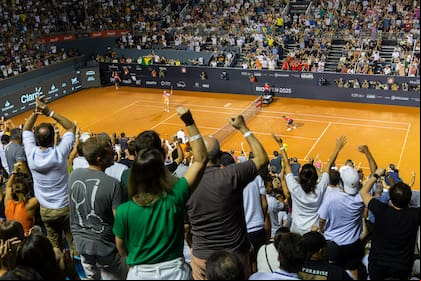 El público del Río Open delirando por João Fonseca, la nueva estrella del tenis brasileño, que después de ganar el título en Buenos Aires, desgastado mentalmente perdió en primera ronda en su ciudad
