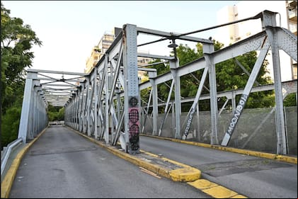 El Puente Ciudad de la Paz fue construído en 1916 para que pase el tranvía, luego se habilitó al paso de autos y más tarde se cerró, por riesgo de colapso. Ahora el Gobierno porteño volverá a abrirlo