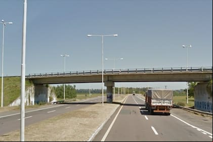 El puente de la ruta provincial 51 sobre la ruta nacional 5, entre las ciudades de Alberti y Chivilcoy