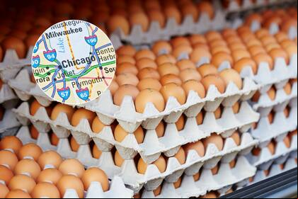 El reverendo Charlie Dates lidera la distribución de 40.000 huevos en el South Side de Chicago para ayudar a familias afectadas por la crisis de precios