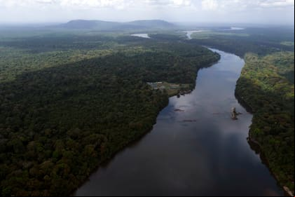 El río Esequibo fluye a través del cruce Kurupukari en Guyana. (AP Foto/Juan Pablo Arraez, archivo)