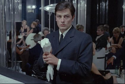 El ritual de Jef Costello (Alain Delon) en la perfecta composición cromática del director de fotografía Henri Decäe para El samurái, de Jean Pierre Melville