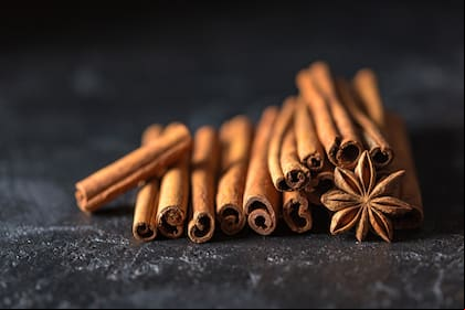 El ritual de soplar canela el primer día del mes para potenciar la simpatía