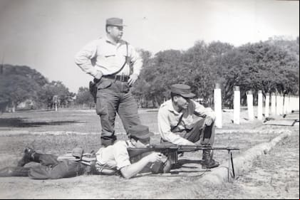 El sargento primero Víctor Sanabria instruye a dos soldados en el Regimiento de Infantería de Monte 29, de Formosa, atacado por Montoneros el 5 de octubre de 1975