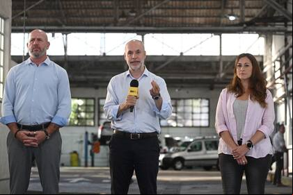El secretario de Asuntos Públicos, Waldo Wolff; el jefe de Gobierno porteño, Horacio Rodríguez Larreta y la jefa de Gabinete de la Secretaría de Transporte y Obras Públicas, Eugenia Wehbe