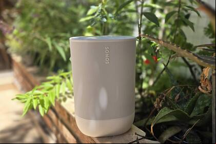 El Sonos Move 2 tiene una batería interna que le da unas 24 horas de autonomía, pero no es para llevar en la mochila: pesa 3,5 kg; es más para mover dentro de la casa