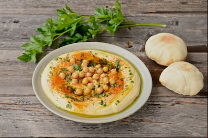 El tradicional hummus lleva tahine, pimentón y comino
