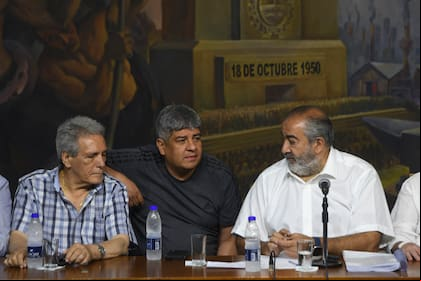 El triunvirato de mando de la CGT: Carlos Acuña, Pablo Moyano y Héctor Daer, hoy, en el salón Felipe Vallese