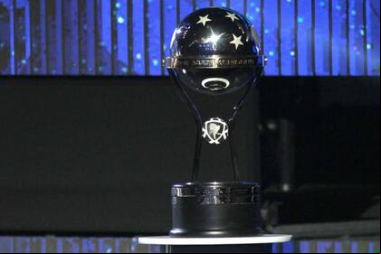 El trofeo que espera al campeón, junto a los 6.750.000 dólares acumulados