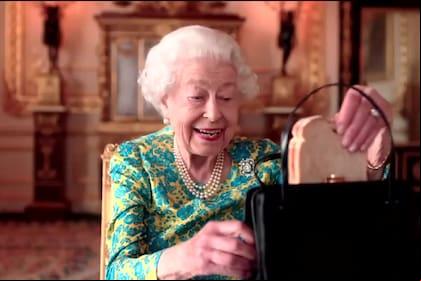 El video de la reina Isabel II que, durante su Jubileo de Platino, se animó a la comedia junto al oso Paddington
