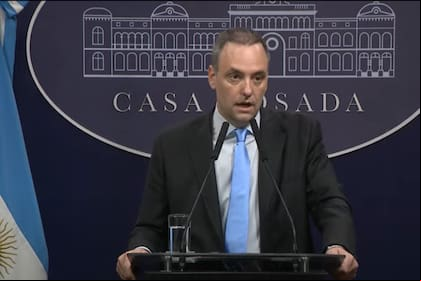 El vocero Manuel Adorni anunció la desclasificación de archivos sobre el período militar