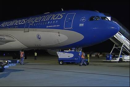 El vuelo de Aerolíneas Argentinas que trae un lote de vacunas Sinopharm