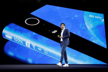 El Xiaomi Mi Mix Alpha es un teléfono con una pantalla inédita y una potente cámara triple con un sensor de 108 megapixeles
