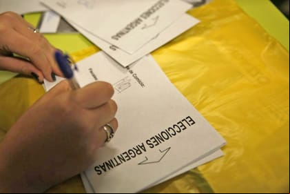 Elecciones 2017 paso 2017 gente votando escuelas boletas padrón Mar del plata escuela Stella Maris