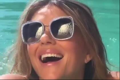 Elizabeth Hurley promocionó su marca de trajes de baño