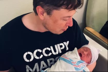 Elon Musk y su pareja, la cantante canadiense Grimes (Claire Boucher), tuvieron a su primer hijo juntos 2020 (Crédito: Twitter/@elonmusk)