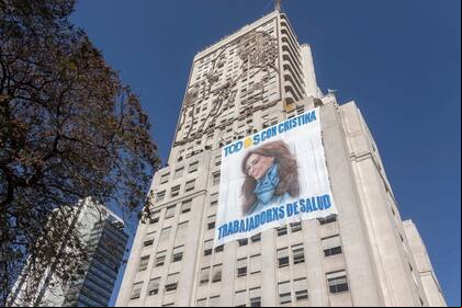 Empleados del Ministerio colgaron ayer una bandera de Cristina