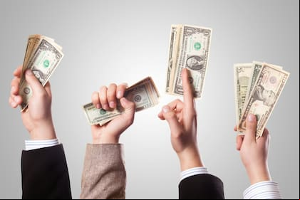 En California aumentará el salario mínimo a partir del 1 de enero de 2025, pero no se sabe cuánto (Archivo)