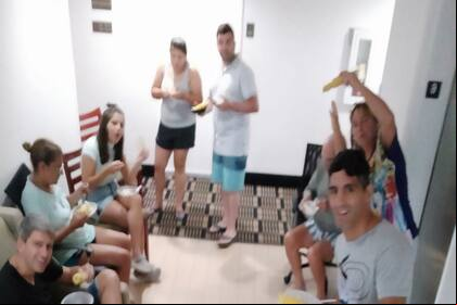 En comunidad: 30 argentinos se alojan en el hotel Clarion, se organizan con la comida, las compras, y se contienen entre ellos, mientras esperan volver.