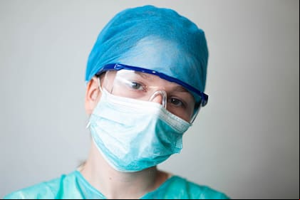 En el Año Internacional de la Enfermería, los profesionales del sector ocupan un rol clave en la pandemia del COVID-19. Readecuar los programas de capacitación y actualización permanentemente, forman parte de los nuevos desafíos en el área de la salud.