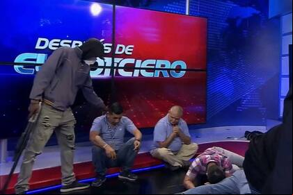 En el canal TC Televisión en Guayaquil, hombres encapuchados se metieron a las instalaciones con armas