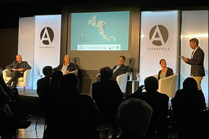 En el centro Mario Vargas Llosa y Sergio Ramírez; a la izquierda, el escritor Carlos Granés; la editora Pilar Reyes, a la derecha; y, de pie, Javier Fernaud, de Casa de América