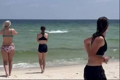 En el video se observa el momento en el que los turistas salen de la playa a toda velocidad