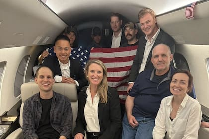 En esta imagen difundida por el gobierno de Estados Unidos, el periodista estadounidense Evan Gershkovich (izq.), el exmarine estadounidense Paul Whelan (2do. der.) y la periodista ruso-estadounidense Alsu Kurmasheva (der.) aparecen en un avión tras su liberación de Rusia el 1 de agosto de 2024. (AFP)