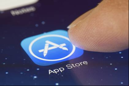 En Europa, Apple está obligada a permitir el desde el iPhone a tiendas alternativas a su App Store, pero aun así cobra por permitir esa descarga; para la Unión Europea incumple las leyes digitales del continente